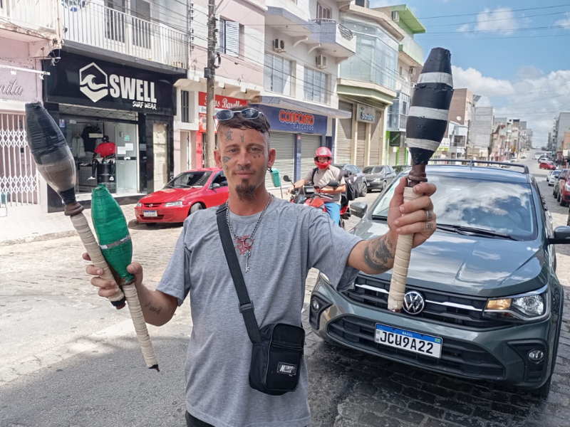 Uruguaio fala da vida que leva ao trabalhar desde a adolescência nos semáforos