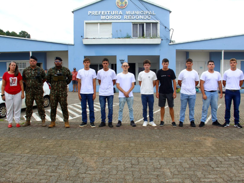 Oito jovens de Morro Redondo embarcam para Jaguarão para saber se irão servir ao Exército