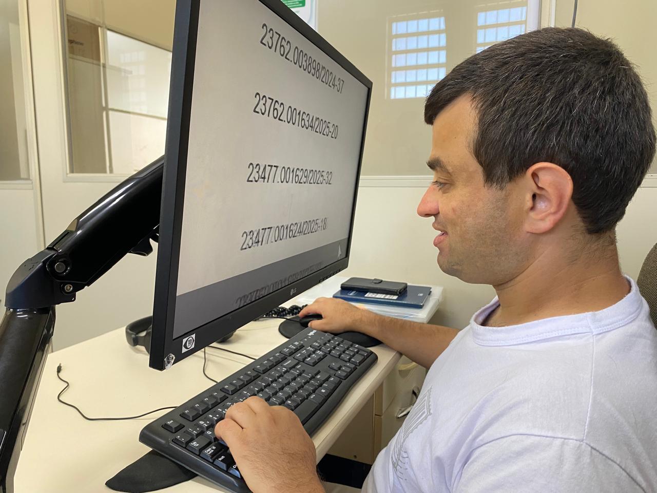 “Eu tinha o sonho de ser motorista, não deu certo, mas Deus tem um propósito bom pra mim”, diz portador de deficiência visual que trabalha no HE-UFPel