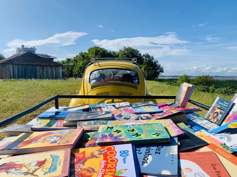 Biblioteca móvel do Fusca Amadinho está recebendo doações de livros