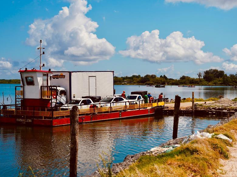 Rio Grande: Balsa para a Ilha dos Marinheiros opera com transporte reduzido de cargas pesadas na manhã desta sexta-feira (14)