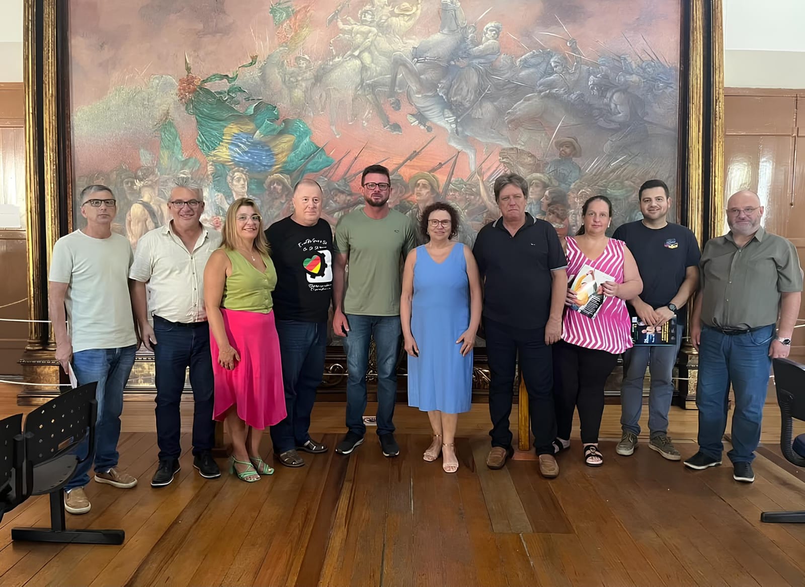 Autoridades municipais e representantes do setor contábil participaram de um encontro que buscou fortalecer projetos sociais no município.(Foto - Divulgação - Prefeitura de Piratini - instagram)
