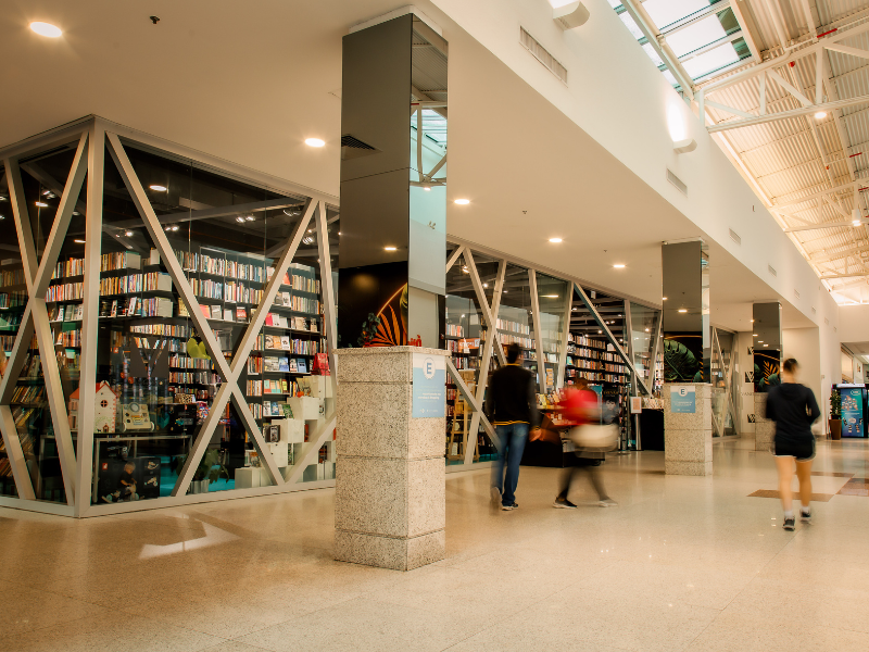 Livraria Vanguarda recebe autores para sessão de autógrafos no Shopping Pelotas