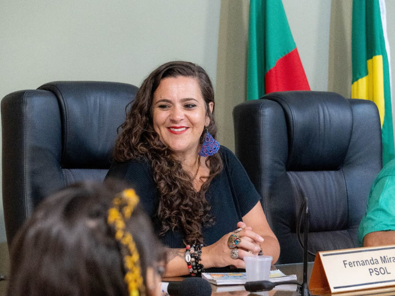 Vereadora Fernanda Miranda (PSOL) é abordada portando maconha no Carnaval e gera debate em Pelotas