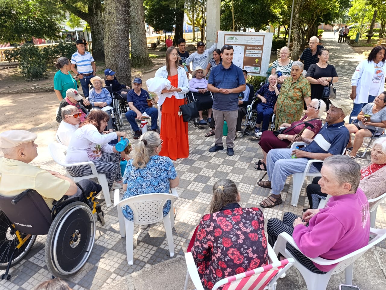 Idosos do Lar Bom Samaritano promovem encontro na Praça Central de Canguçu
