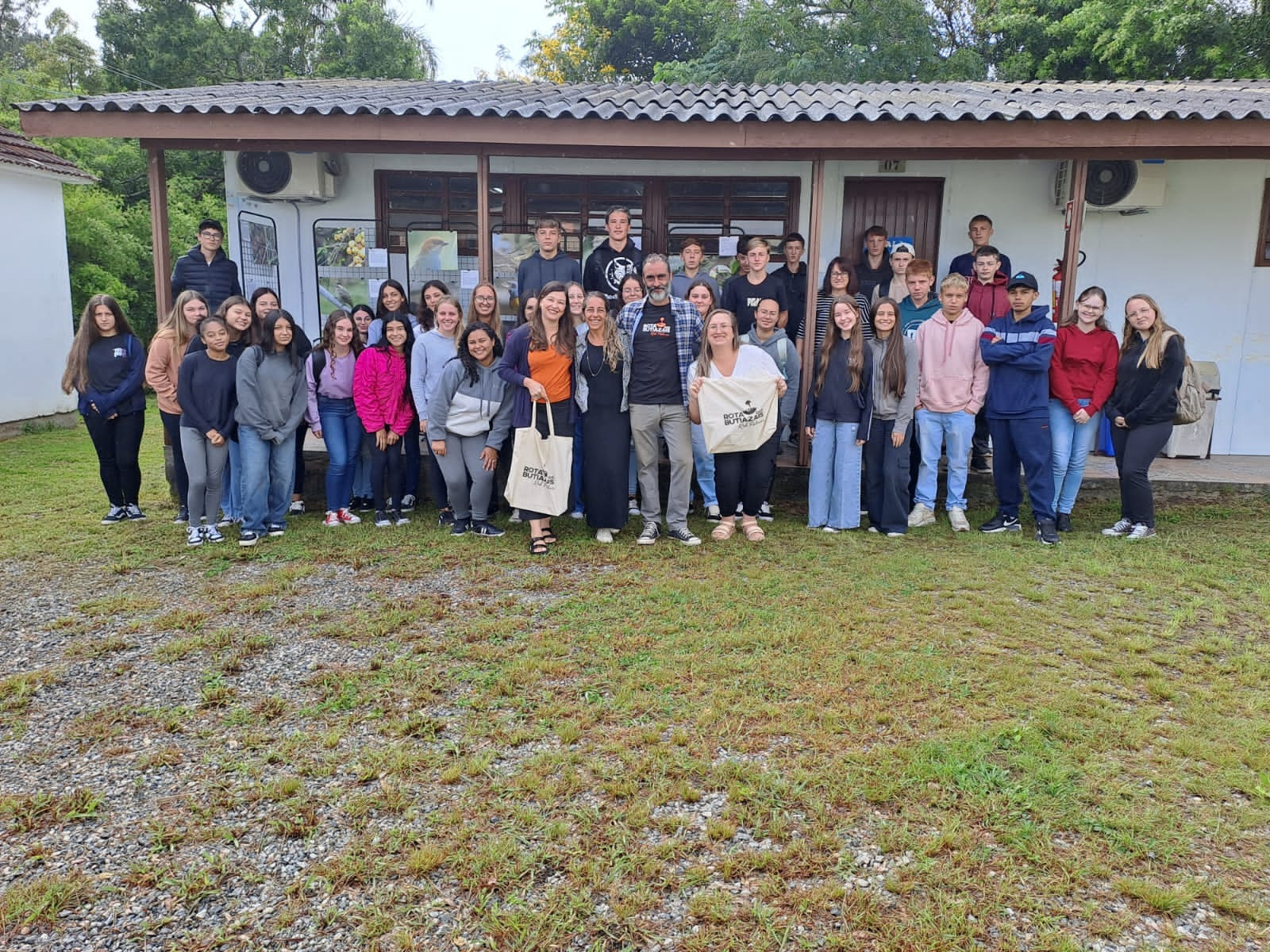 Projeto Rota dos Butiazais realiza atividade no Dia do Butiá no Colégio Bonfim em Morro Redondo