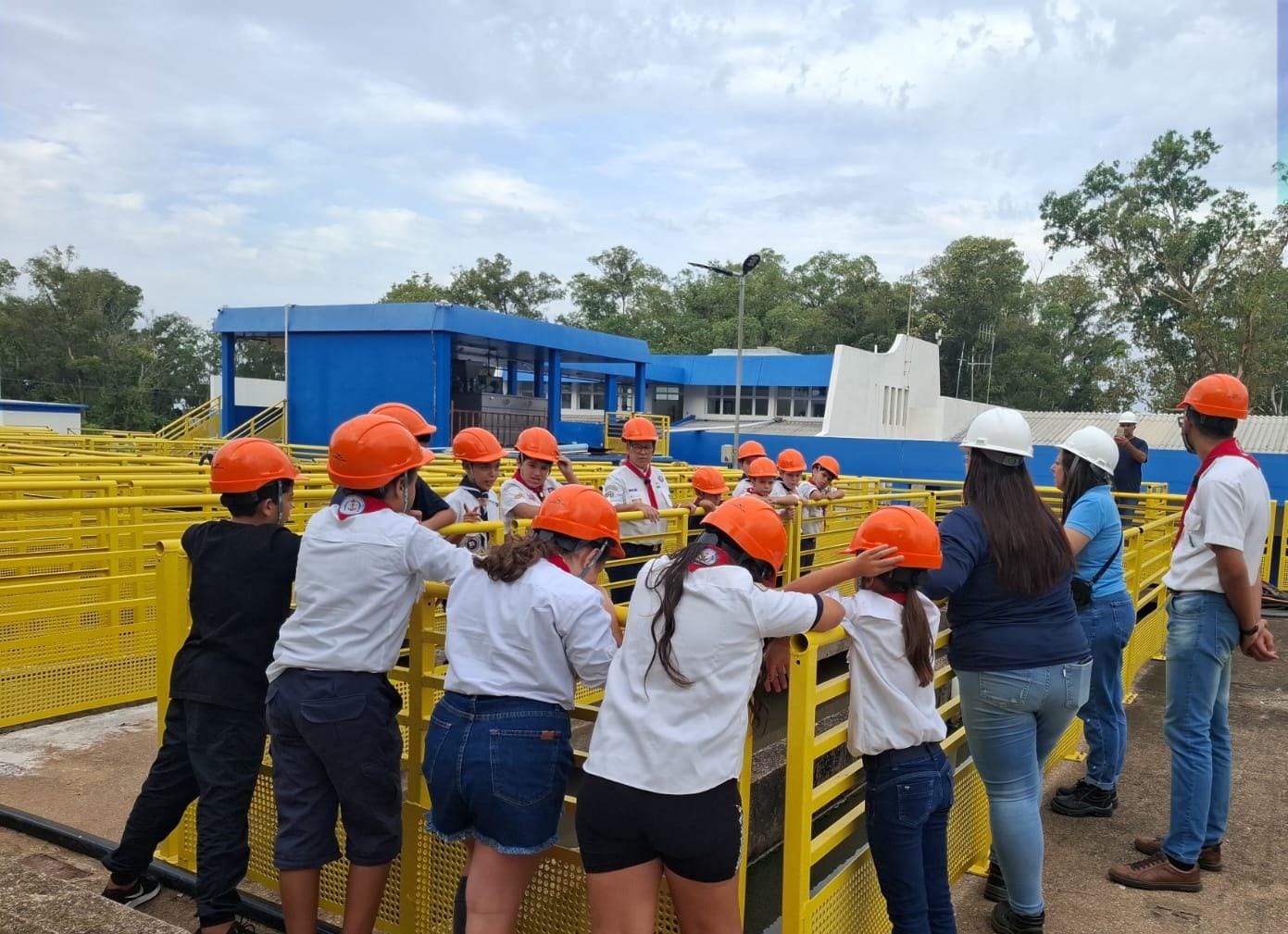 Grupo de escoteiros conhece a estação de tratamento da Corsan em Rio Grande