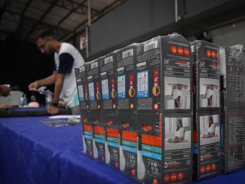 Mutirão de serviços da CEEE Equatorial troca lâmpadas na zona rural de Pelotas