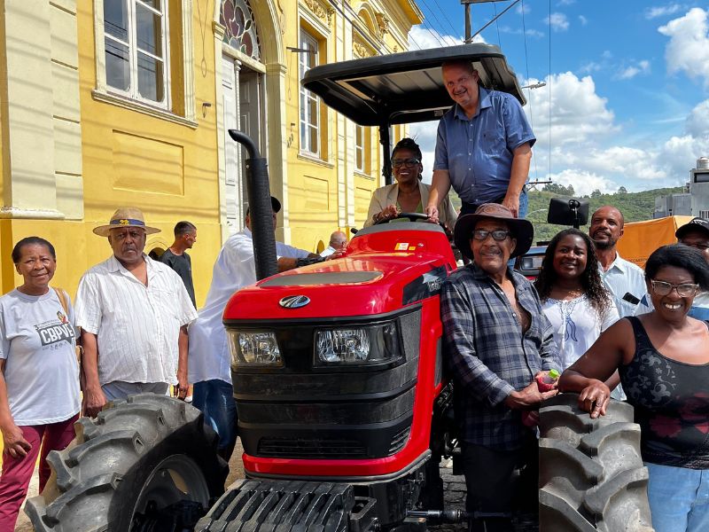 Quilombolas recebem trator da Prefeitura de Canguçu