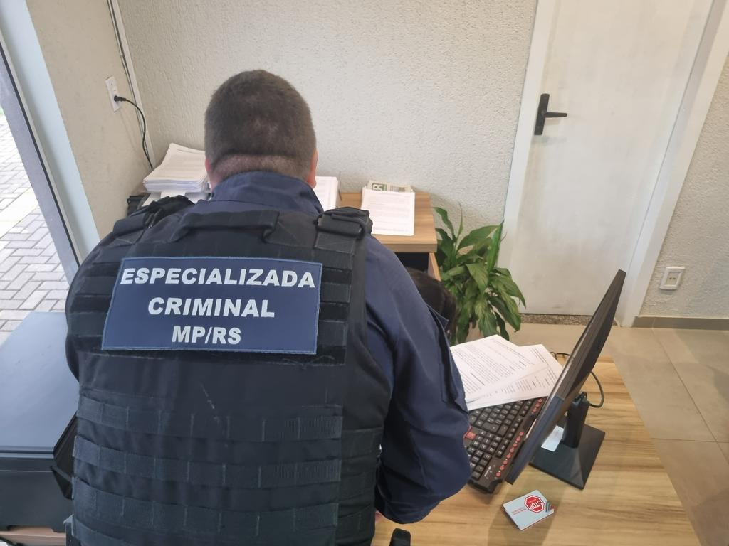 Operação do MP de combate ao comércio ilegal de multas de trânsito cumpre mandados em Pelotas
