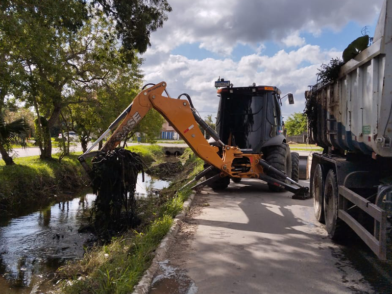 Pelotas: Sanep realiza limpeza de canais no Laranjal