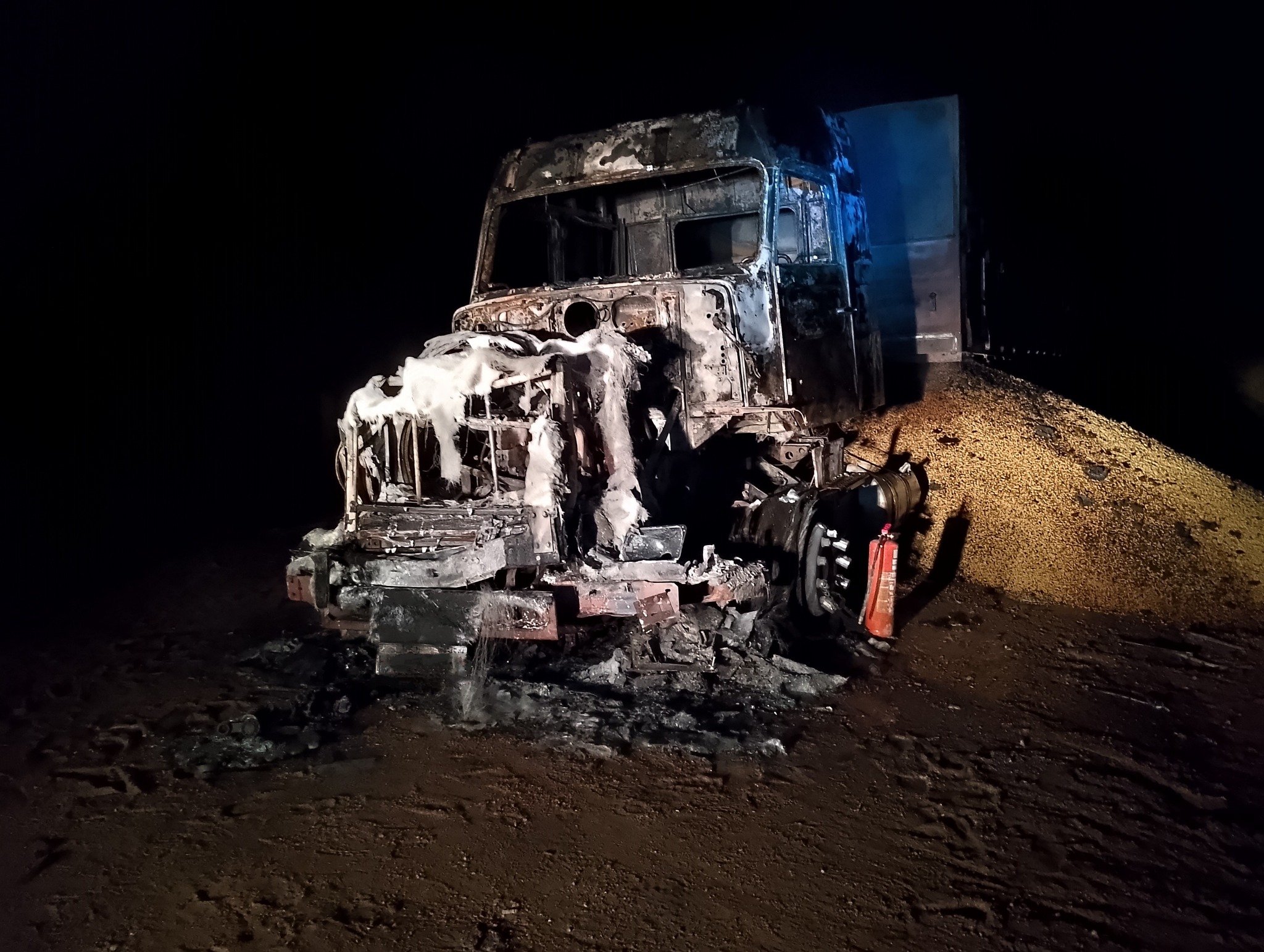 Carreta pega fogo na estrada de Santa Isabel em Arroio Grande