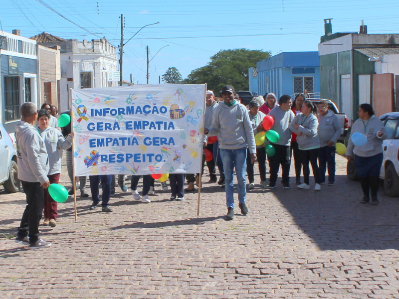 Caminhada marca o mês da conscientização sobre o autismo em Pinheiro Machado