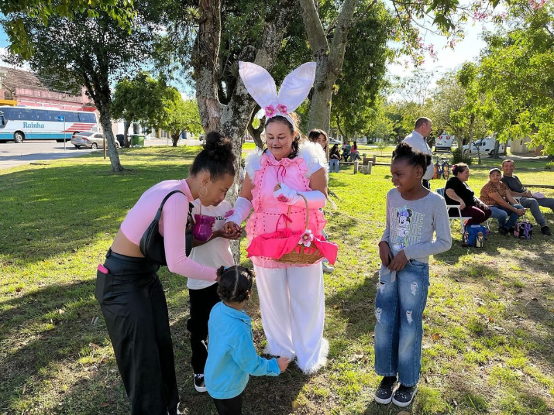 Toca da Mamãe Coelha recebe público infantil no Espaço Agro e Arte em Pedro Osório