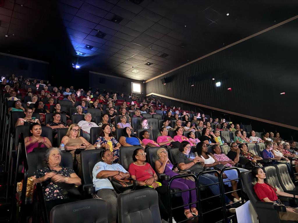 Ação entre a Prefeitura de Rio Grande e o Praça Shopping leva 170 mulheres para assistir sessão gratuita de “Ainda Estou Aqui”