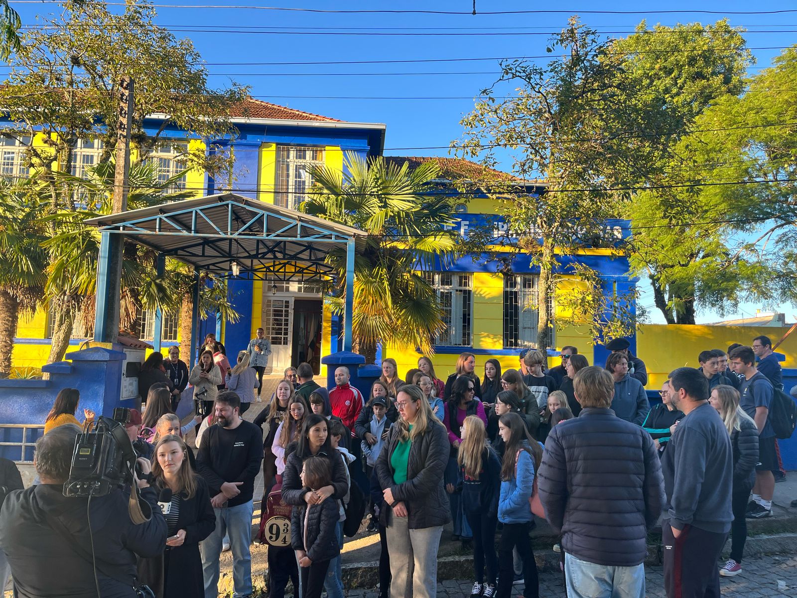 Comunidade escolar protesta novamente por melhorias na estrutura da Escola Irmãos Andradas em Canguçu