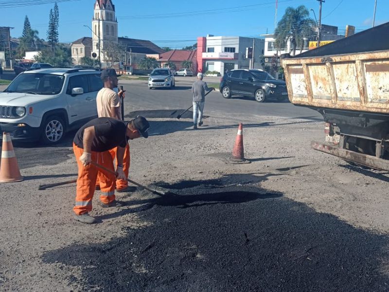 Prefeitura de Pelotas produz asfalto e repara vias de fluxo intenso