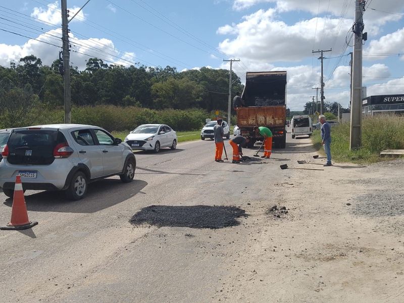 Pelotas: Cinco equipes da Secretaria de Obras e Pavimentação atuam na operação tapa-buracos