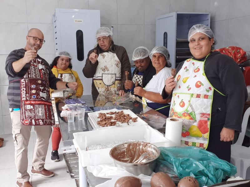 Oficinas de Páscoa na Apae de Arroio Grande promovem inclusão e afeto através da panificação