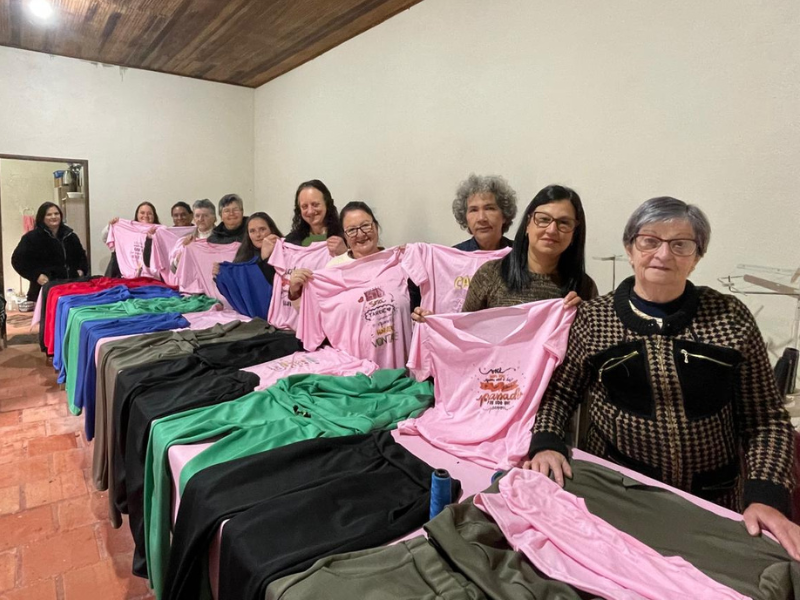 Mulheres de Cerrito concluem curso de costura com foco em aprendizado terapêutico