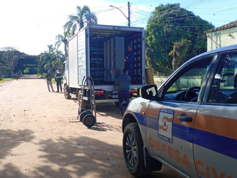 Defesa Civil auxilia moradores a saírem de casa na Ilha da Torotama em Rio Grande