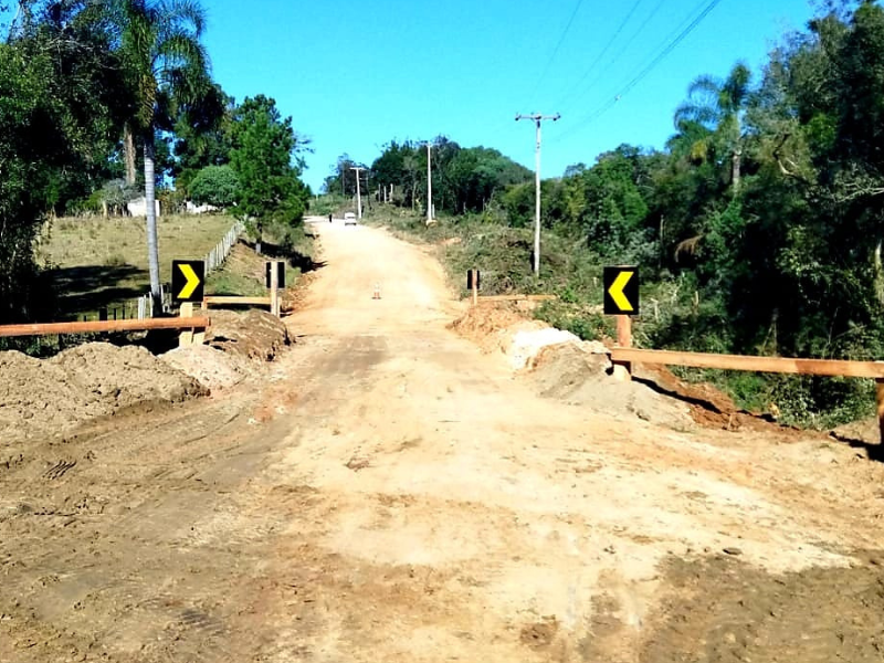 Secretaria de Obras do Morro Redondo realizou estreitamento de bueiro no Passo do Valdez