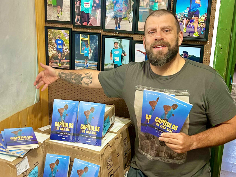 Comunicador lourenciano lança livro sobre trajetória de superação