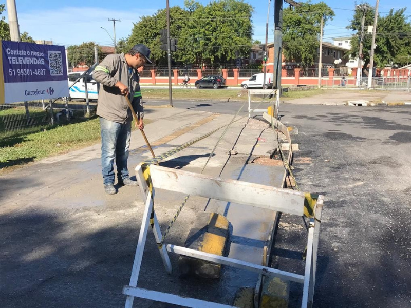 Prefeitura de Pelotas começa a construção de meios-fios no entorno do Carrefour