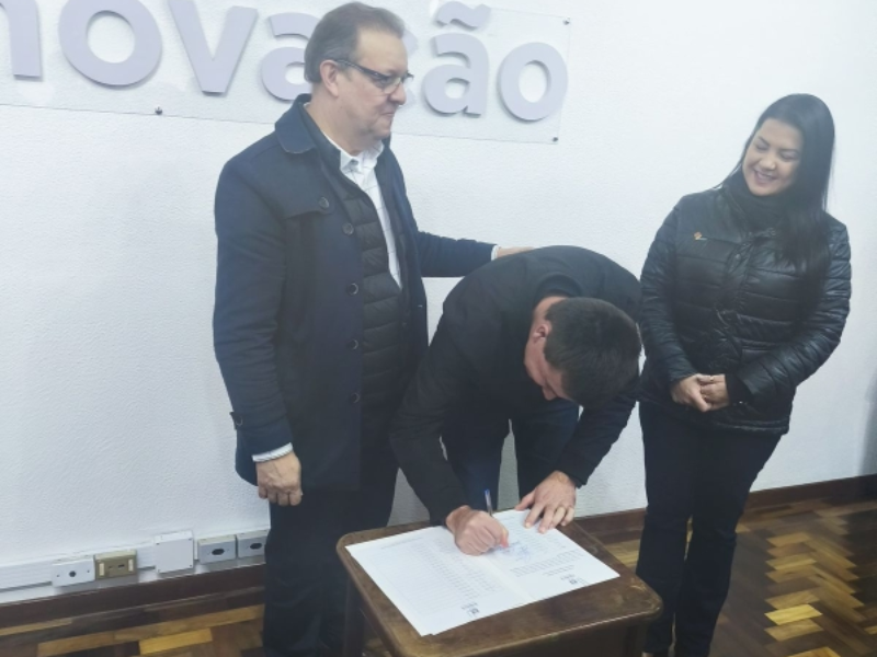 Arroio do Padre: Prefeito Juliano Buchweitz assina convênio para melhorias em estradas vicinais