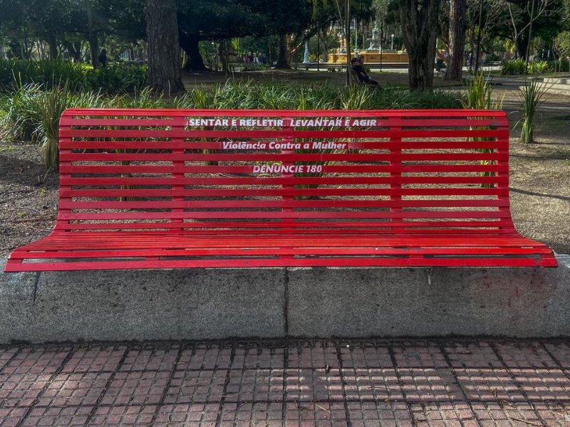 Prefeitura de Pelotas irá inaugurar dois bancos vermelhos