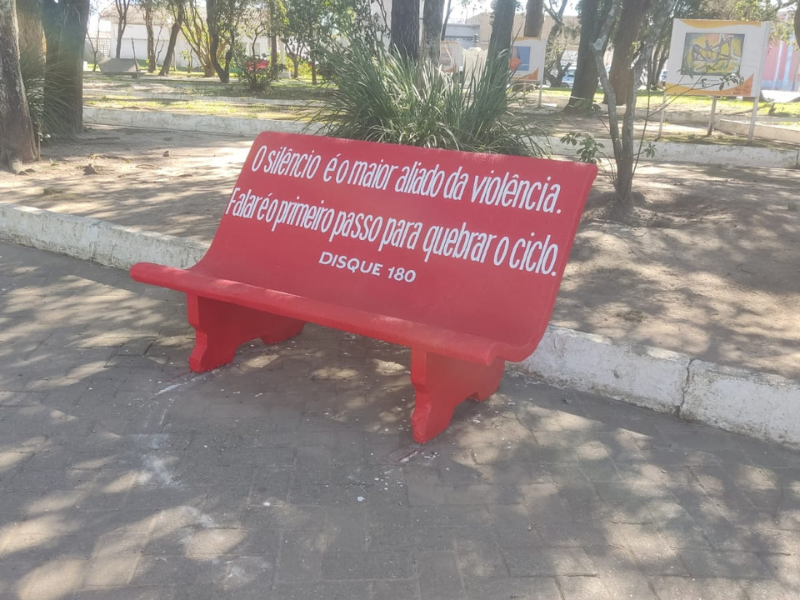 Banco Vermelho é instalado na Praça Central de Arroio Grande como símbolo de combate à violência contra a mulher