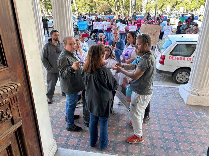 Prefeitura de Rio Grande recebe grupo em protesto ao falecimento de jovem vítima de atropelamento
