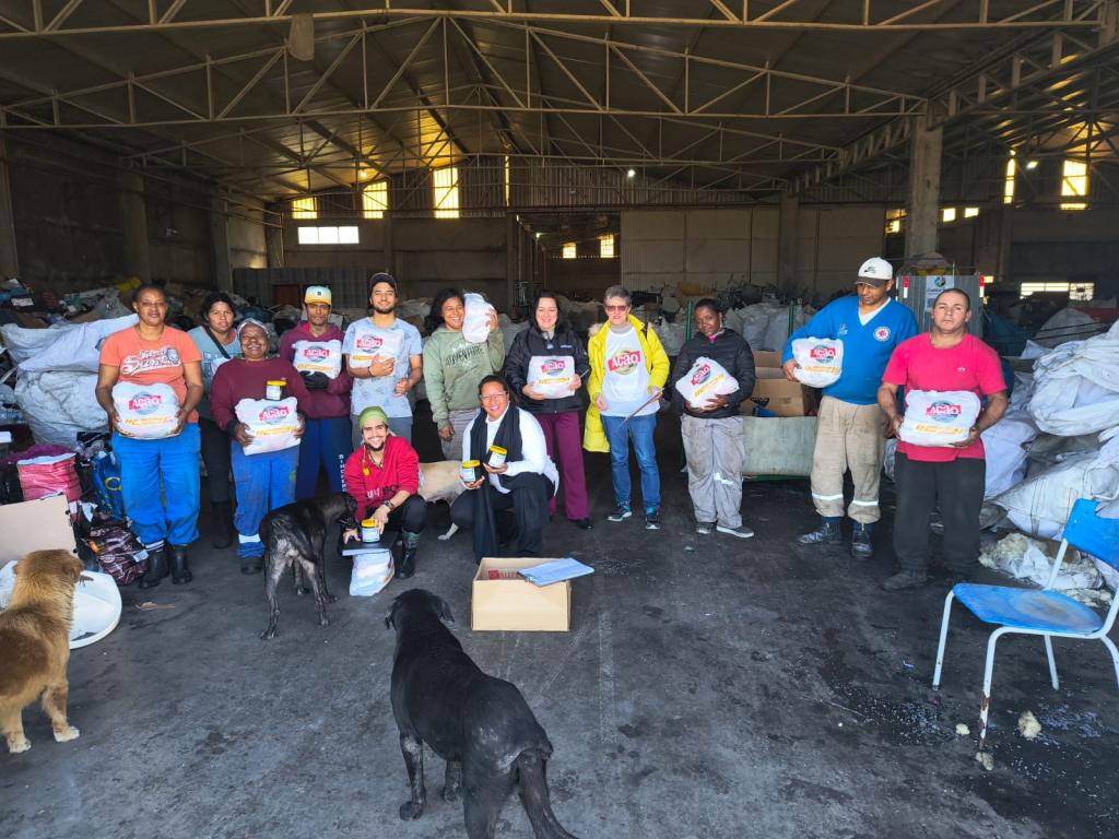 Prefeitura de Rio Grande entrega cestas básicas para trabalhadores de cooperativas de reciclagem