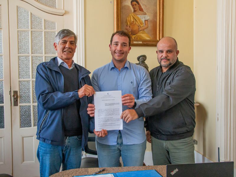 Pelotas: Prefeito assina contrato para construção de novo centro esportivo comunitário no Parque do Obelisco
