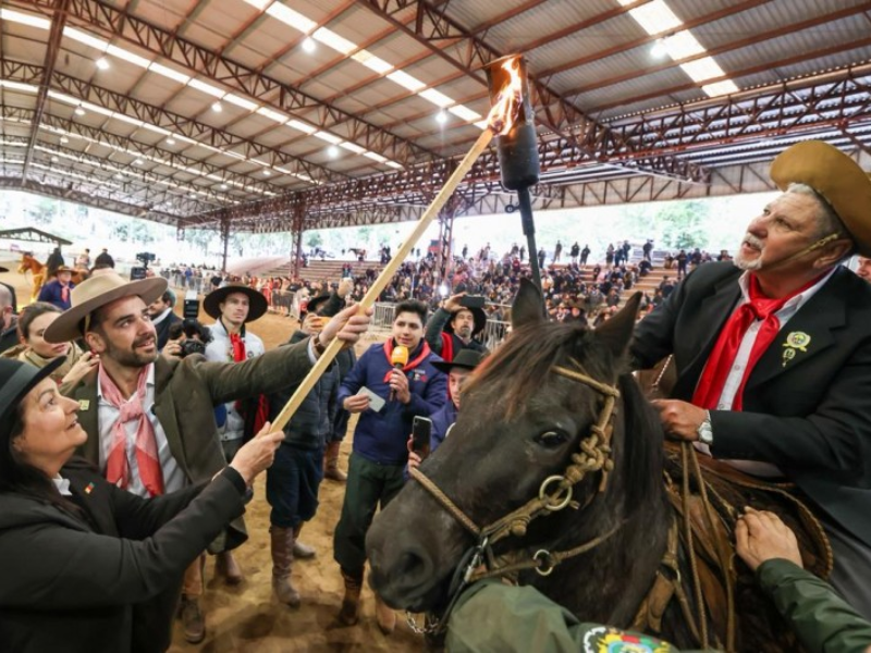 Eduardo Leite participa do ato de distribuição da Chama Crioula