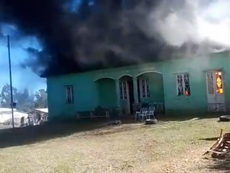 Incêndio de grandes proporções atinge residência em Morro Redondo