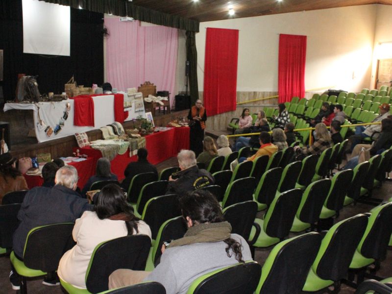 Prefeita em exercício recepciona Ana Fagundes na exposição de economia criativa em Morro Redondo