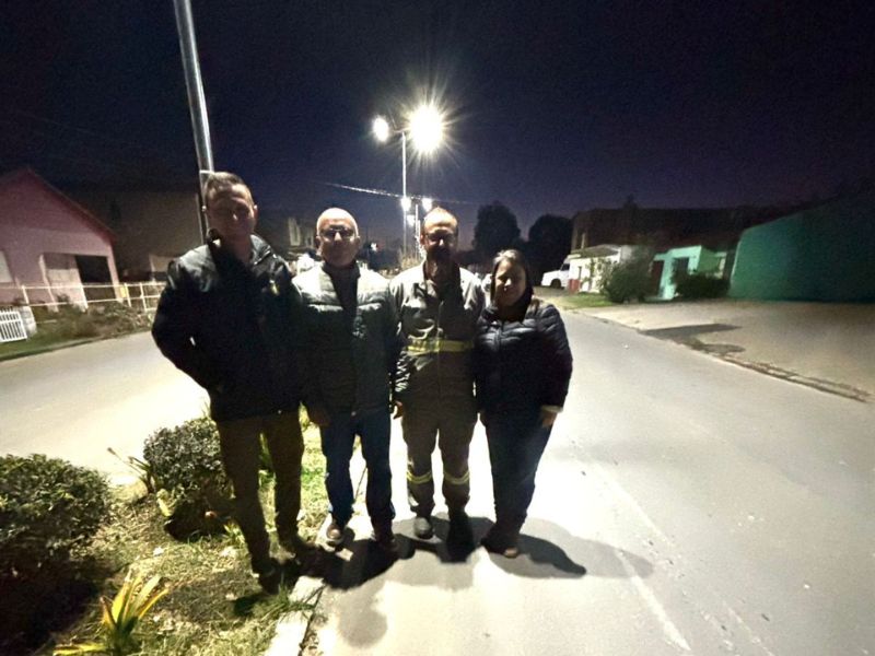 Parte alta da cidade de Morro Redondo recebe instalação de iluminação em seus canteiros centrais