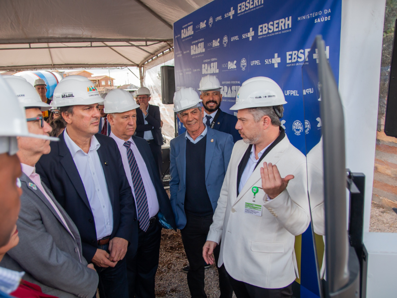 Ministro da Educação visita obras do novo Hospital Escola da UFPel