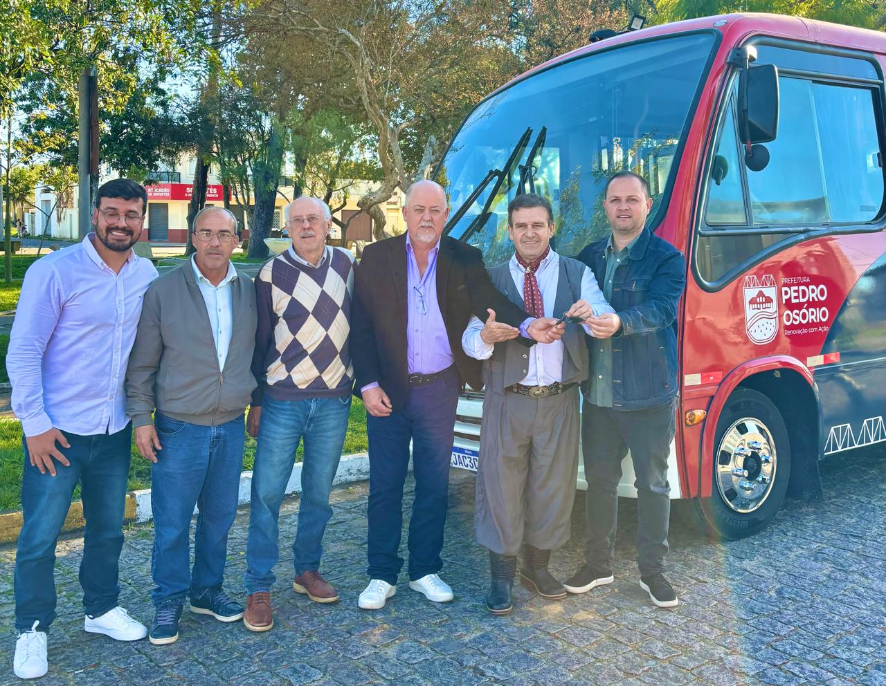 Pedro Osório recebe novo ônibus para transporte coletivo gratuito