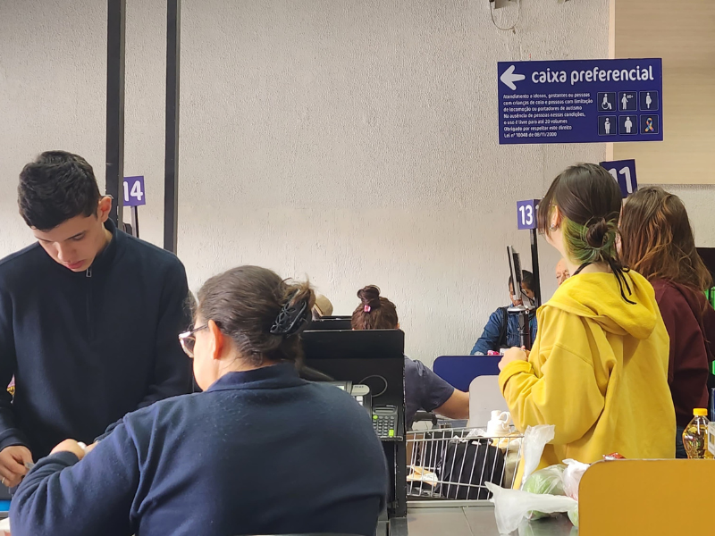 Supermercados pelotenses deverão disponibilizar caixas preferenciais para consumidores com sacolas retornáveis