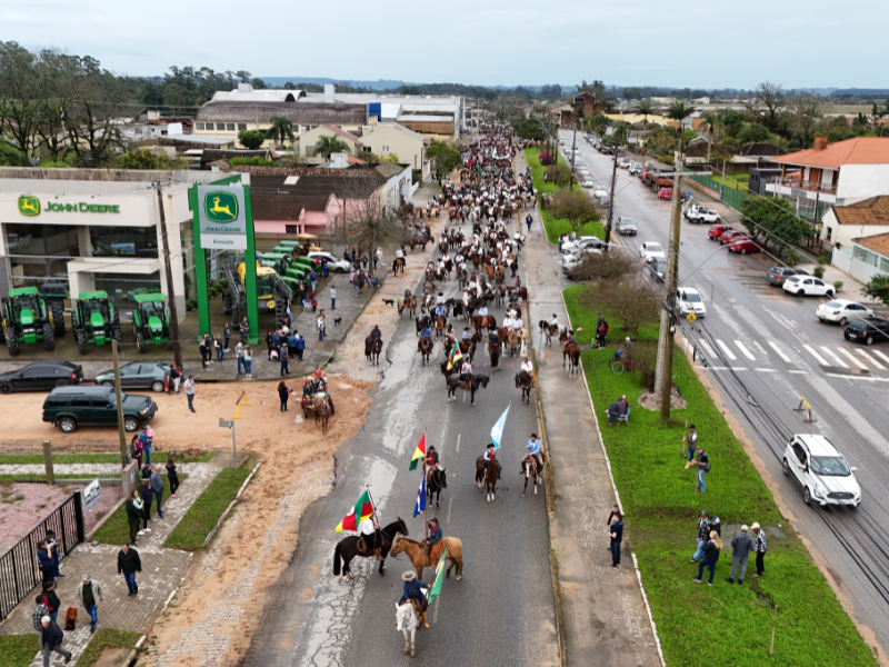 Desfile reúne 21 entidades em São Lourenço do Sul