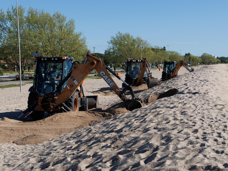 Prefeitura de Pelotas começa a remover sistema quebra-ondas na praia do Laranjal