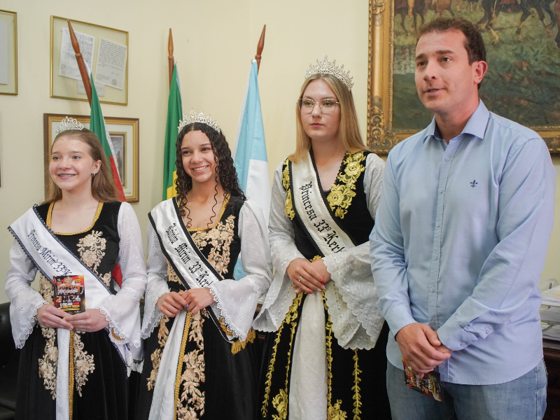 Presidente da Câmara Municipal de Pelotas recebe corte do 34° Kerb