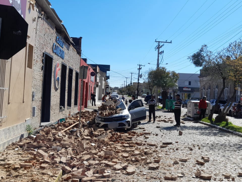 Reparo em telhado causa queda de mureta em academia no centro de Arroio Grande