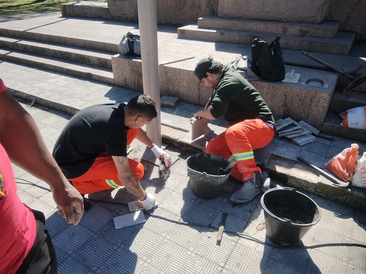 Prefeitura de Pelotas faz reparos na Ferreira Soares e no Altar da Pátria