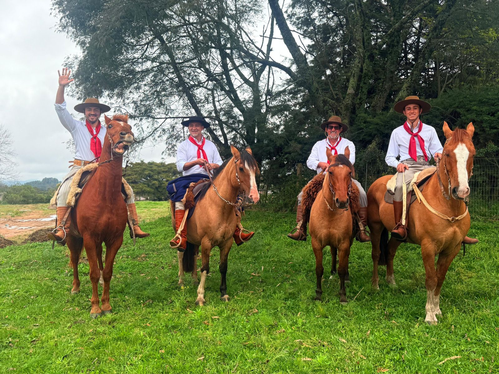 Irmãos Adão e Edegar Pretto celebram o Dia do Gaúcho em Piratini com o tradicional desfile Farroupilha