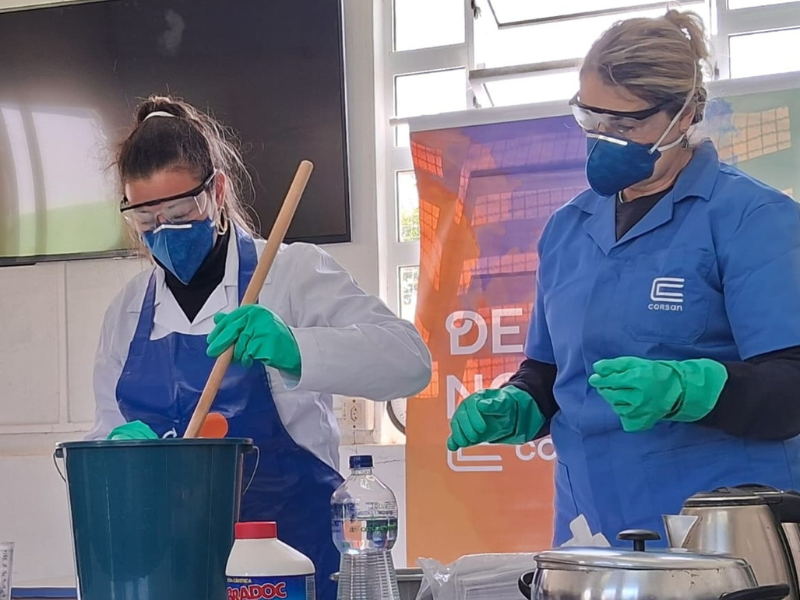 Corsan ensina estudantes a transformar óleo de cozinha em sabão ecológico em Rio Grande