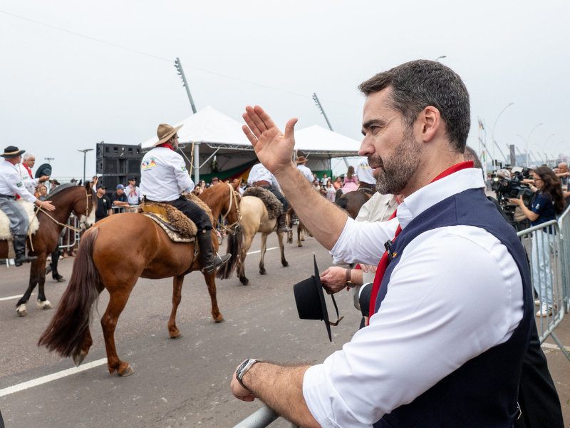 Governador Eduardo Leite acompanha Desfile Farroupilha 2025 marcado pelo centenário de Darcy Fagundes