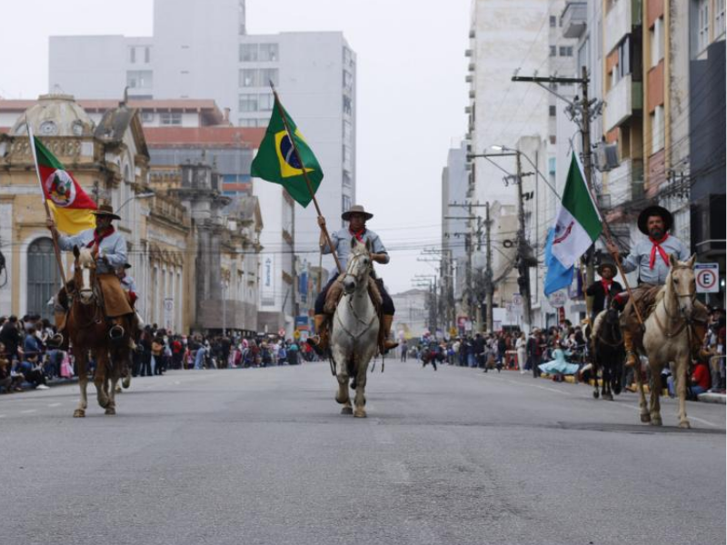 Rio Grande celebra 20 de Setembro com desfile militar, caminhada e cavalgada farroupilha